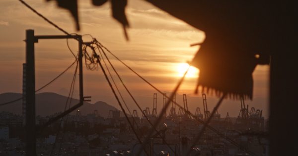 Όταν μία ταινία γεννιέται επί τόπου: Ο Πέτρος Κολοτούρος «ζωντανεύει» το σινεμά ως πράξη εμπιστοσύνης