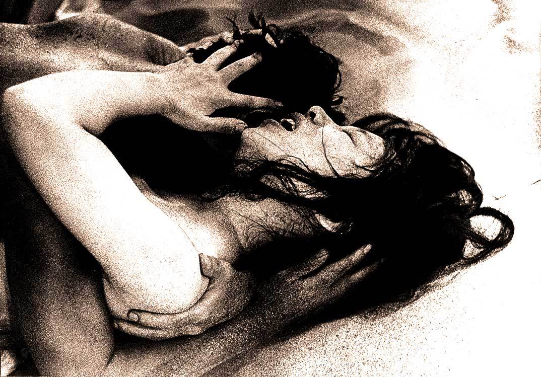 woman-in-dunes-00_1581_107722813